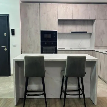 Apartment Bright & Spacious Coresi View & Free Parking