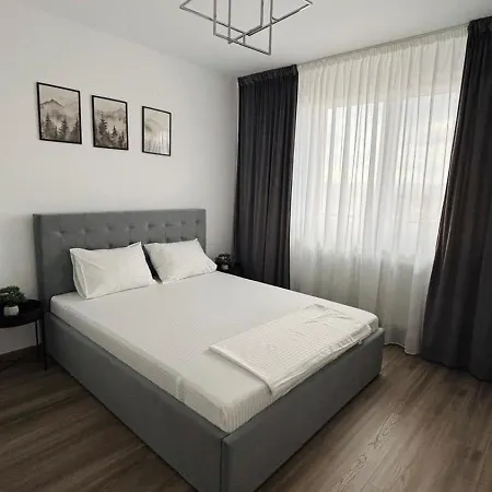Apartment Bright & Spacious Coresi View & Free Parking *
